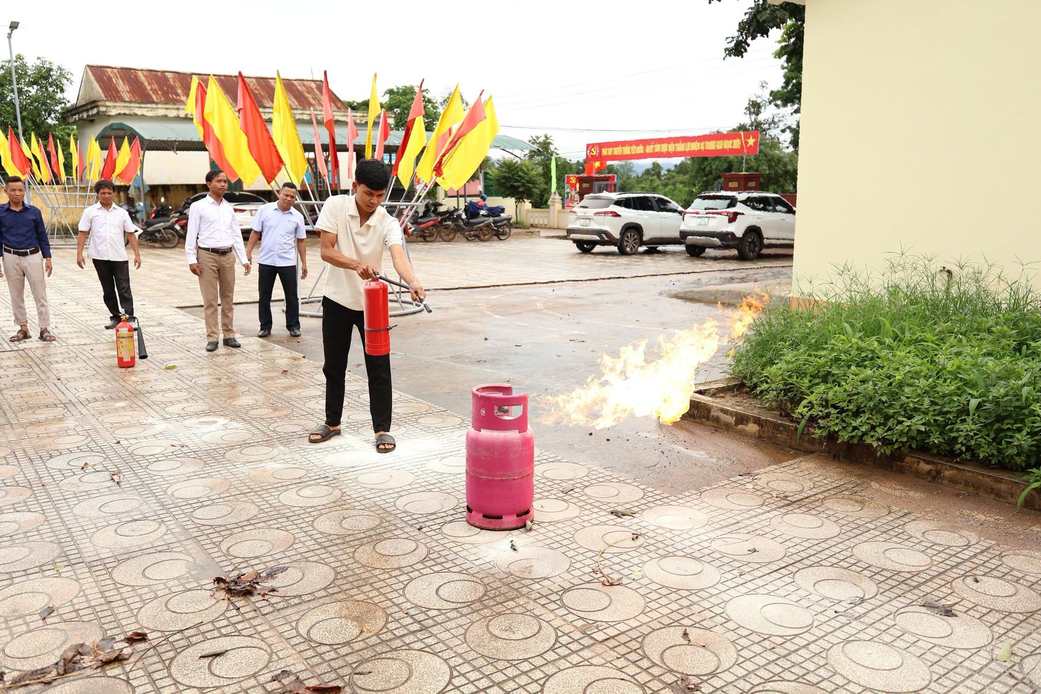 UBND XÃ A DƠI PHỐI HỢP TỔ CHỨC HUẤN LUYỆN NGHIỆP VỤ PHÒNG CHÁY, CHỮA CHÁY VÀ CỨU NẠN, CỨU HỘ CHO...