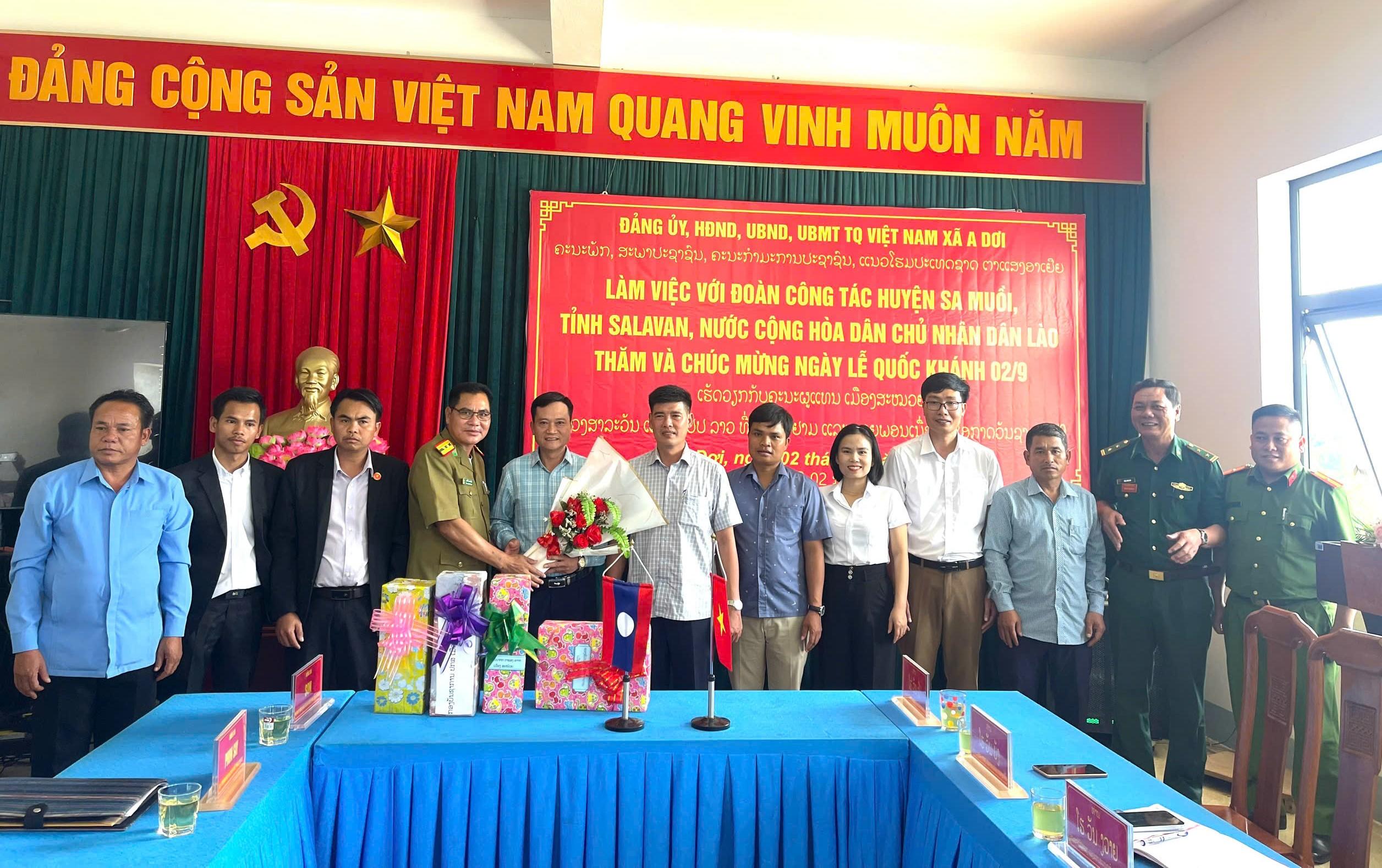 CỦNG CỐ TÌNH HỮU NGHỊ ĐẶC BIỆT VIỆT - LÀO